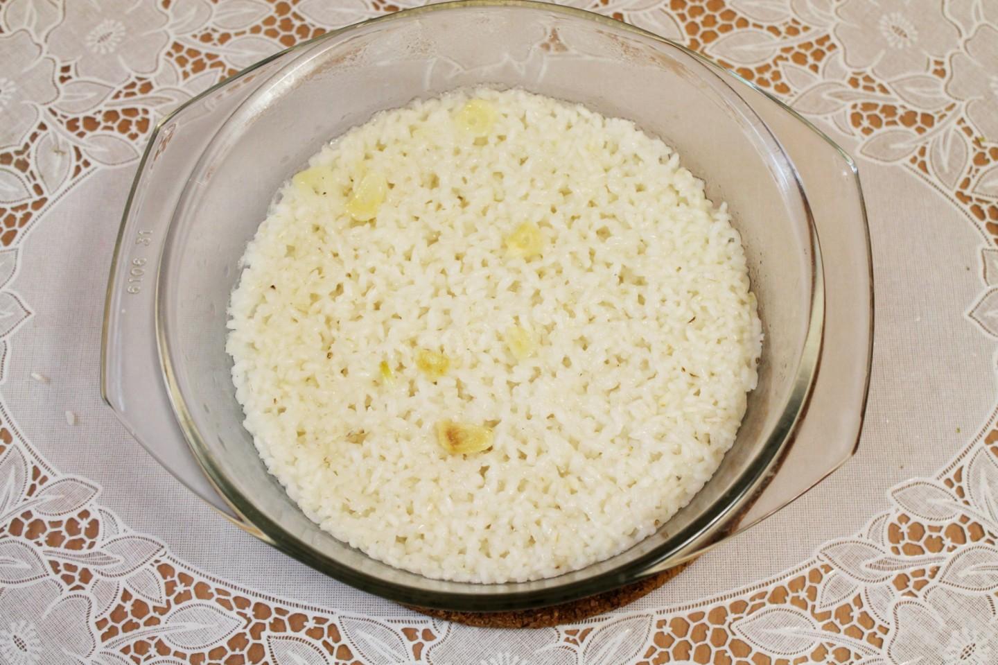 Шаг 6 приготовления Круглый рис в соевом соусе с куркумой и чесноком