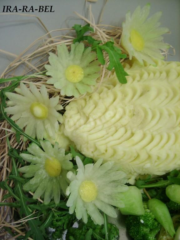 Шаг 5 приготовления Хохлатка (курочка из картофельного пюре) с цыплятами