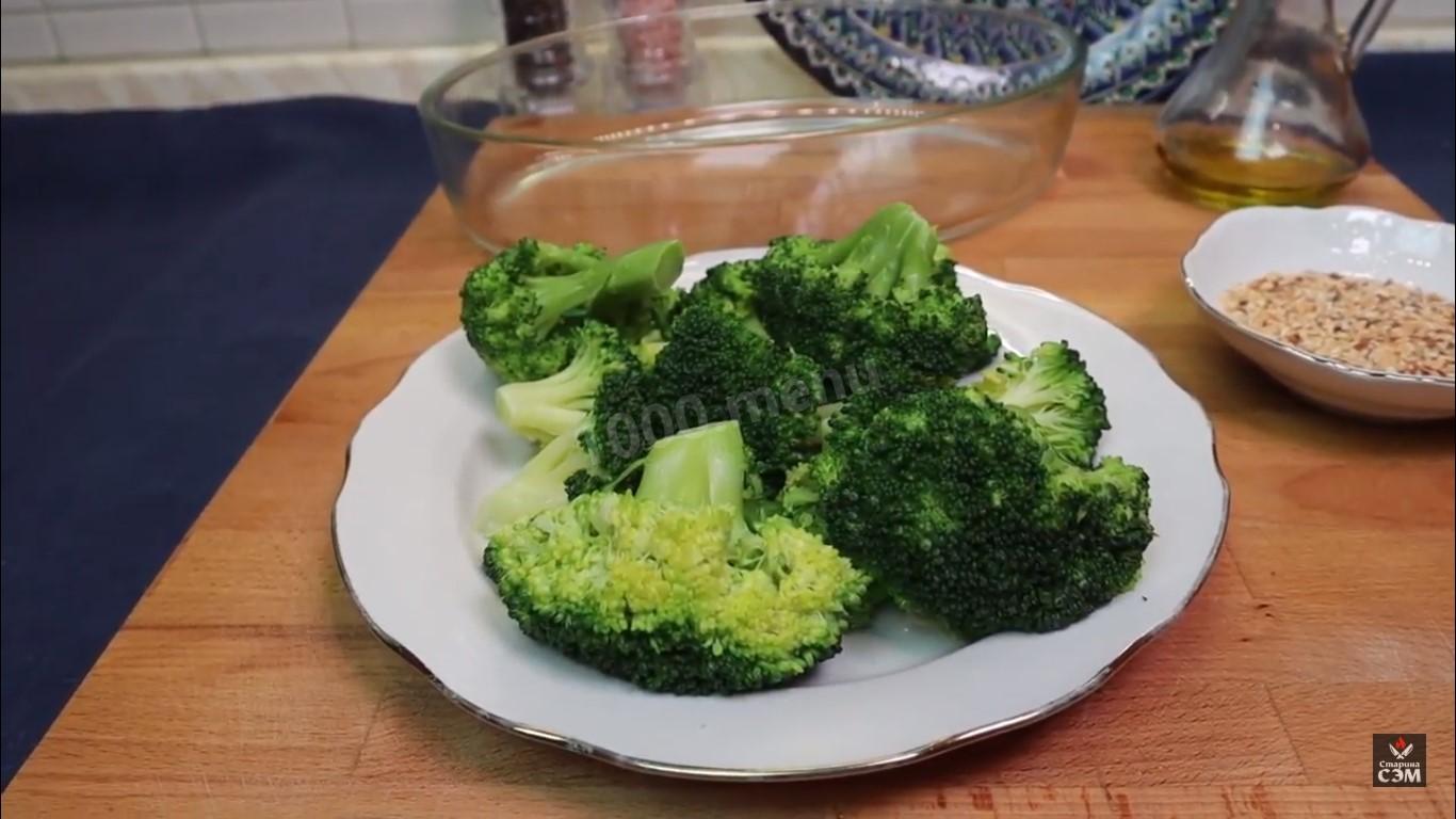 Шаг 1 приготовления Брокколи с арахисом и оливковым маслом