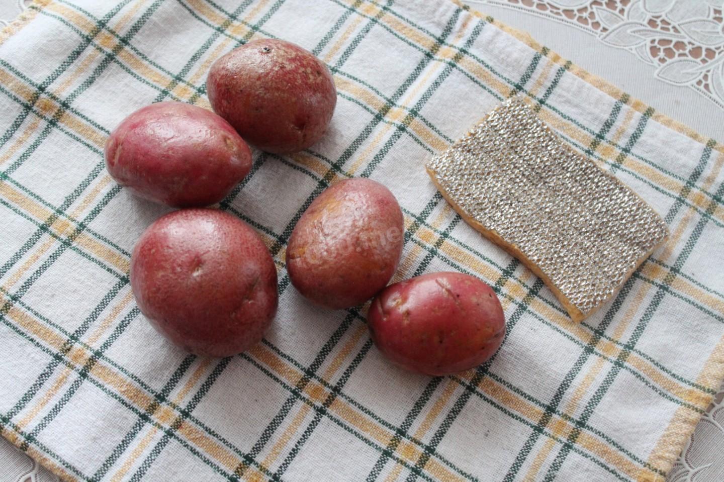 Шаг 2 приготовления Картошка в мундире нарезанная ломтиками