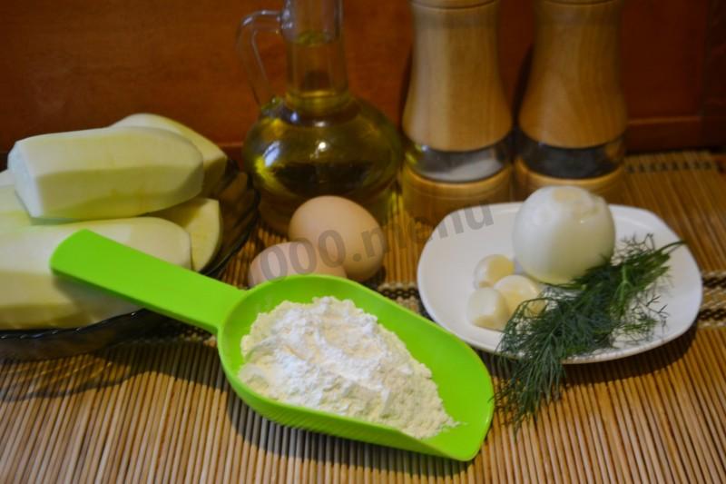 Шаг 1 приготовления Кабачковые оладушки с чесноком и укропом