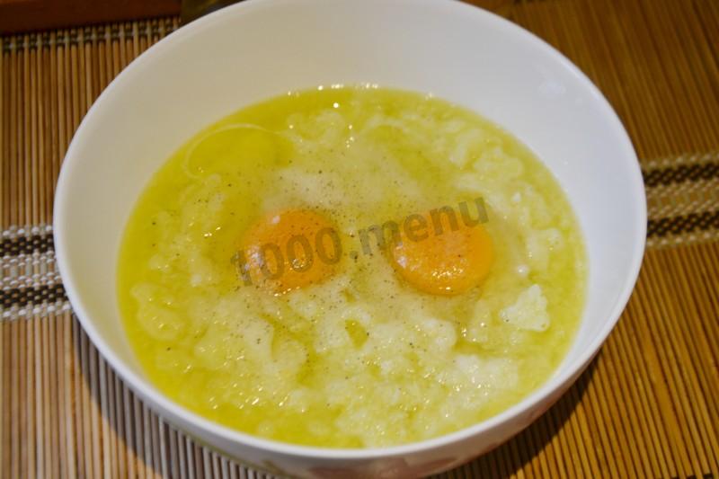 Шаг 3 приготовления Кабачковые оладушки с чесноком и укропом