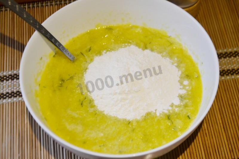 Шаг 5 приготовления Кабачковые оладушки с чесноком и укропом
