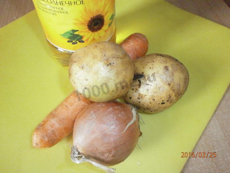 Шаг 1 приготовления Пестрый картофель с луком и морковкой