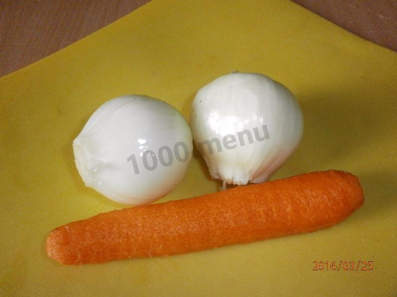 Шаг 3 приготовления Пестрый картофель с луком и морковкой