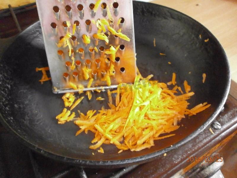 Шаг 4 приготовления Пестрый картофель с луком и морковкой