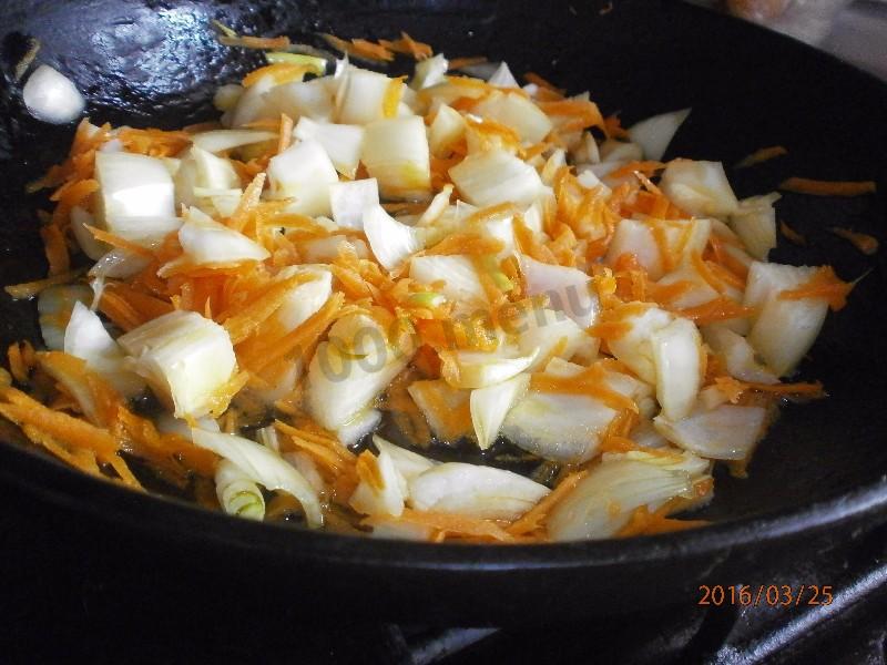 Шаг 6 приготовления Пестрый картофель с луком и морковкой