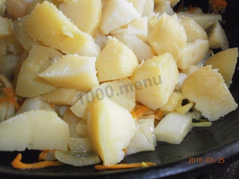 Шаг 8 приготовления Пестрый картофель с луком и морковкой