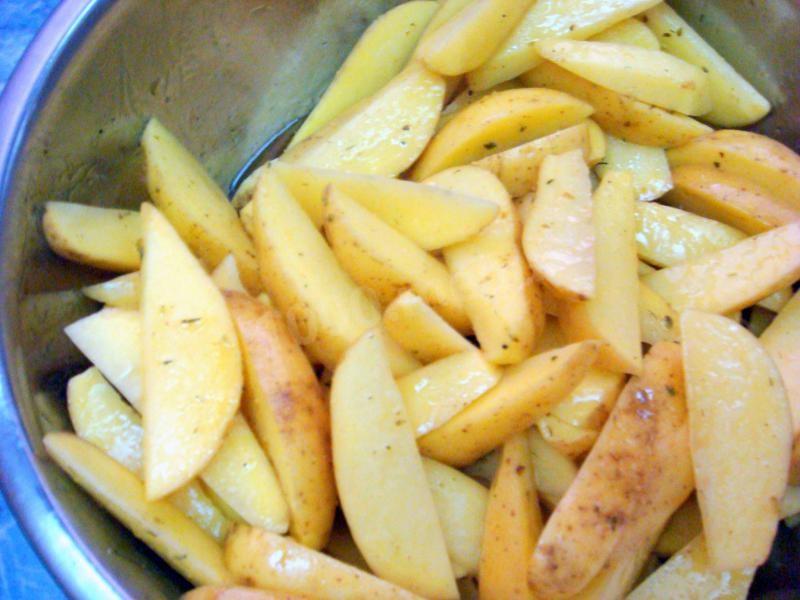 Шаг 4 приготовления Вкусные картофельные дольки