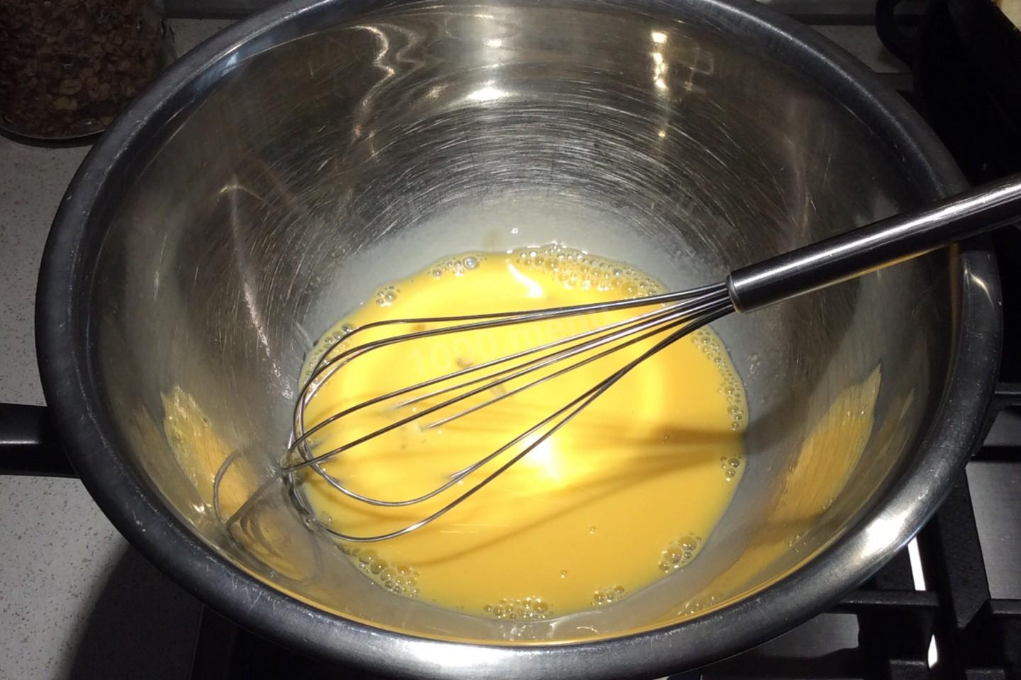 Шаг 4 приготовления Масляно яичный соус