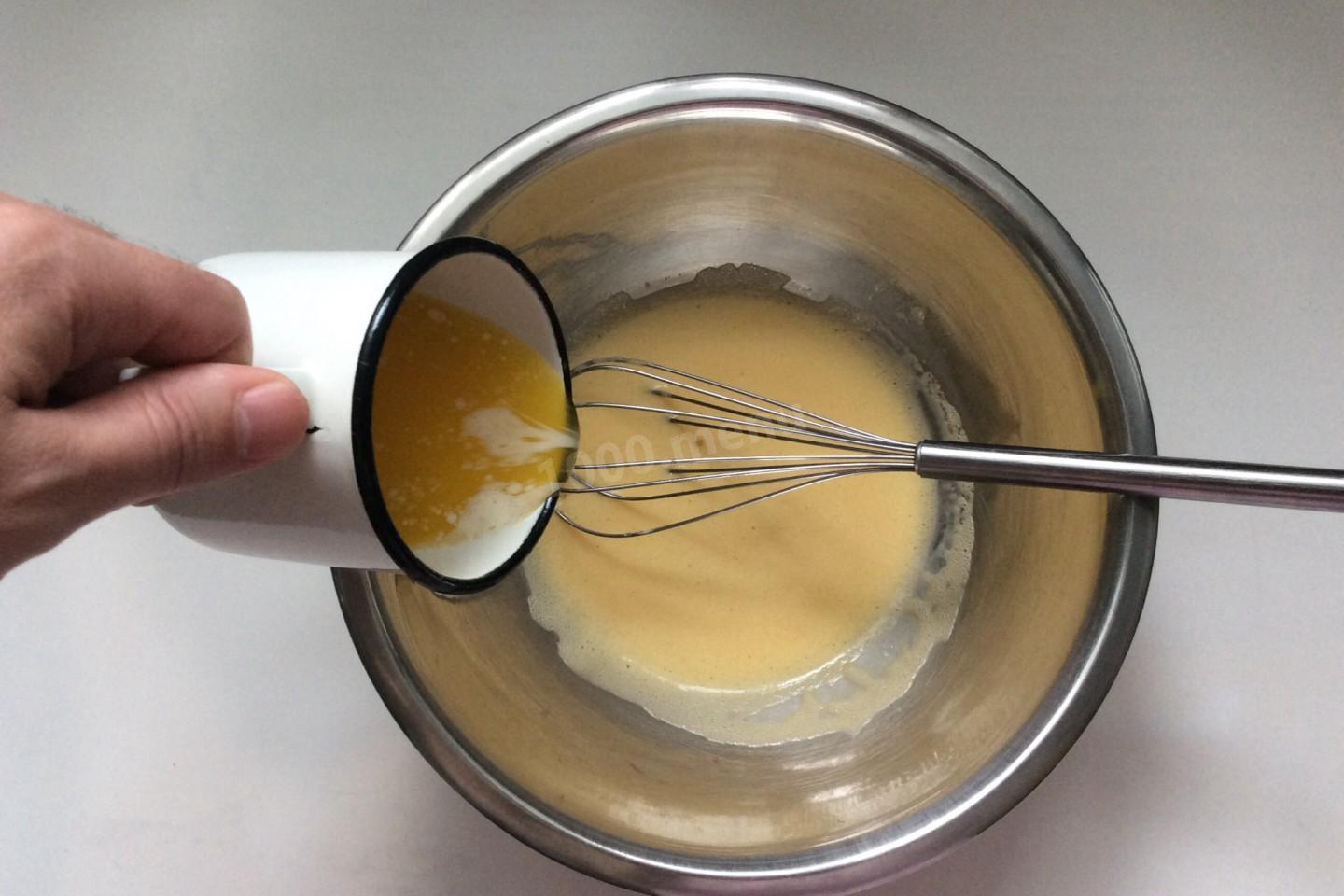 Шаг 5 приготовления Масляно яичный соус