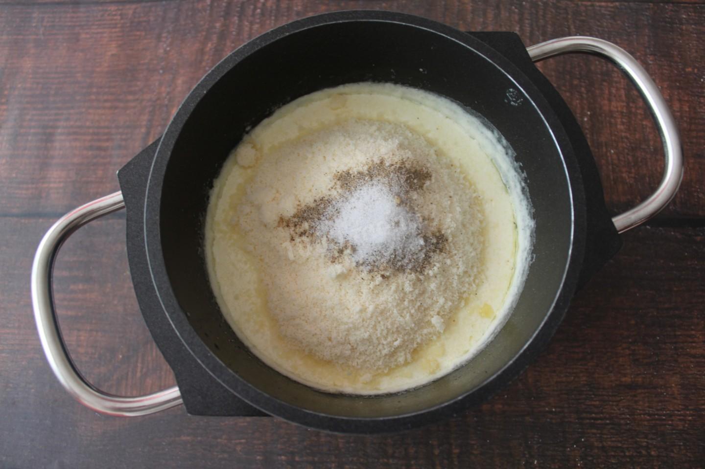 Шаг 5 приготовления Сырно чесночный соус с сыром и сливками