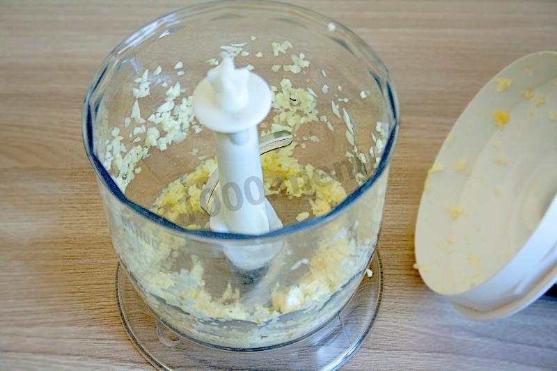 Шаг 3 приготовления Соус Айоли на яичных желтках