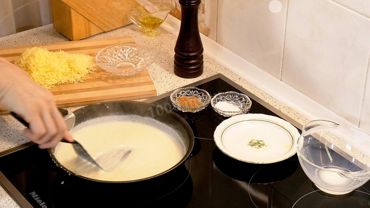 Шаг 7 приготовления Сырный соус на молоке с луком