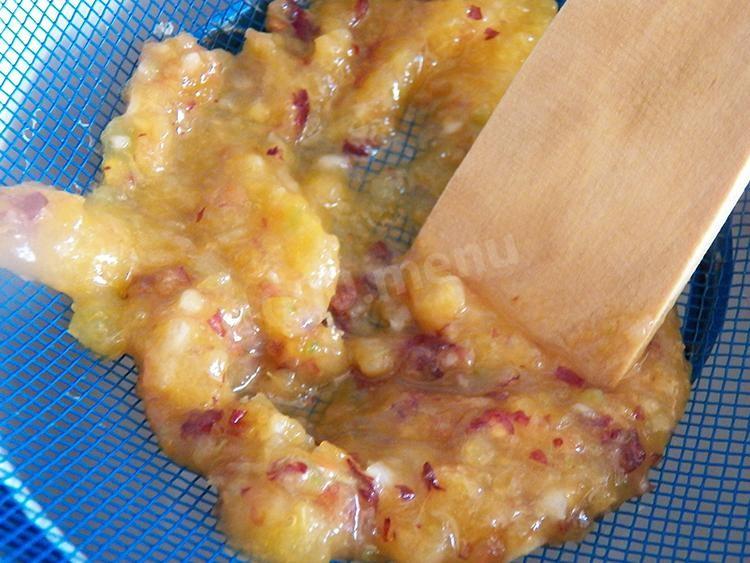 Шаг 4 приготовления Аджика из слив с чесноком и томатной пастой