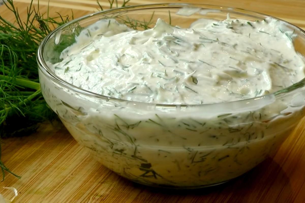 Обложка рецепта Сметанный соус с чесноком и укропом