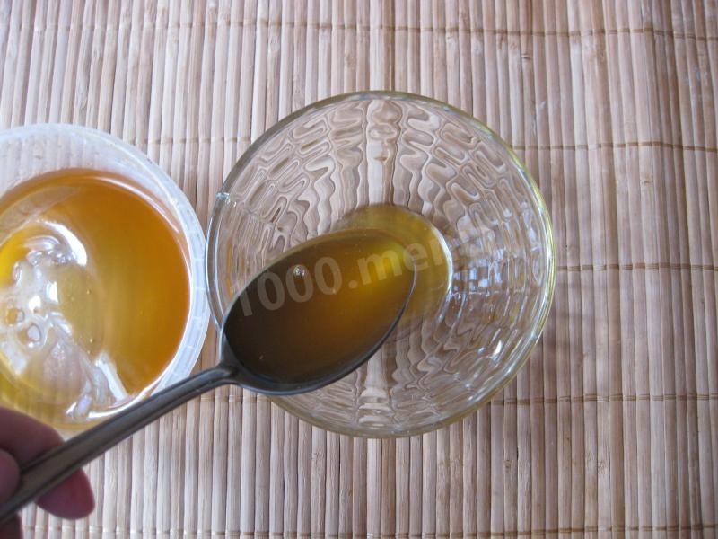 Шаг 2 приготовления Соус из меда и горчицы с уксусом и оливковым маслом