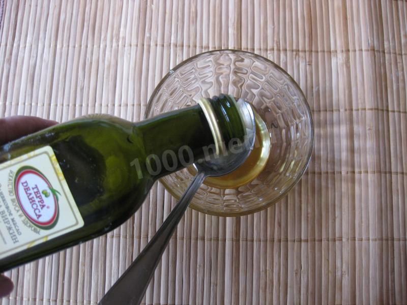Шаг 3 приготовления Соус из меда и горчицы с уксусом и оливковым маслом