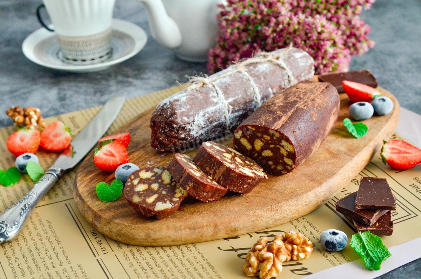 Шаг 10 приготовления Шоколадная колбаса со сгущенкой из печенья и орехов