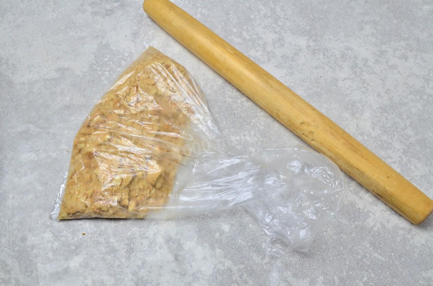 Шаг 2 приготовления Шоколадная колбаса со сгущенкой из печенья и орехов