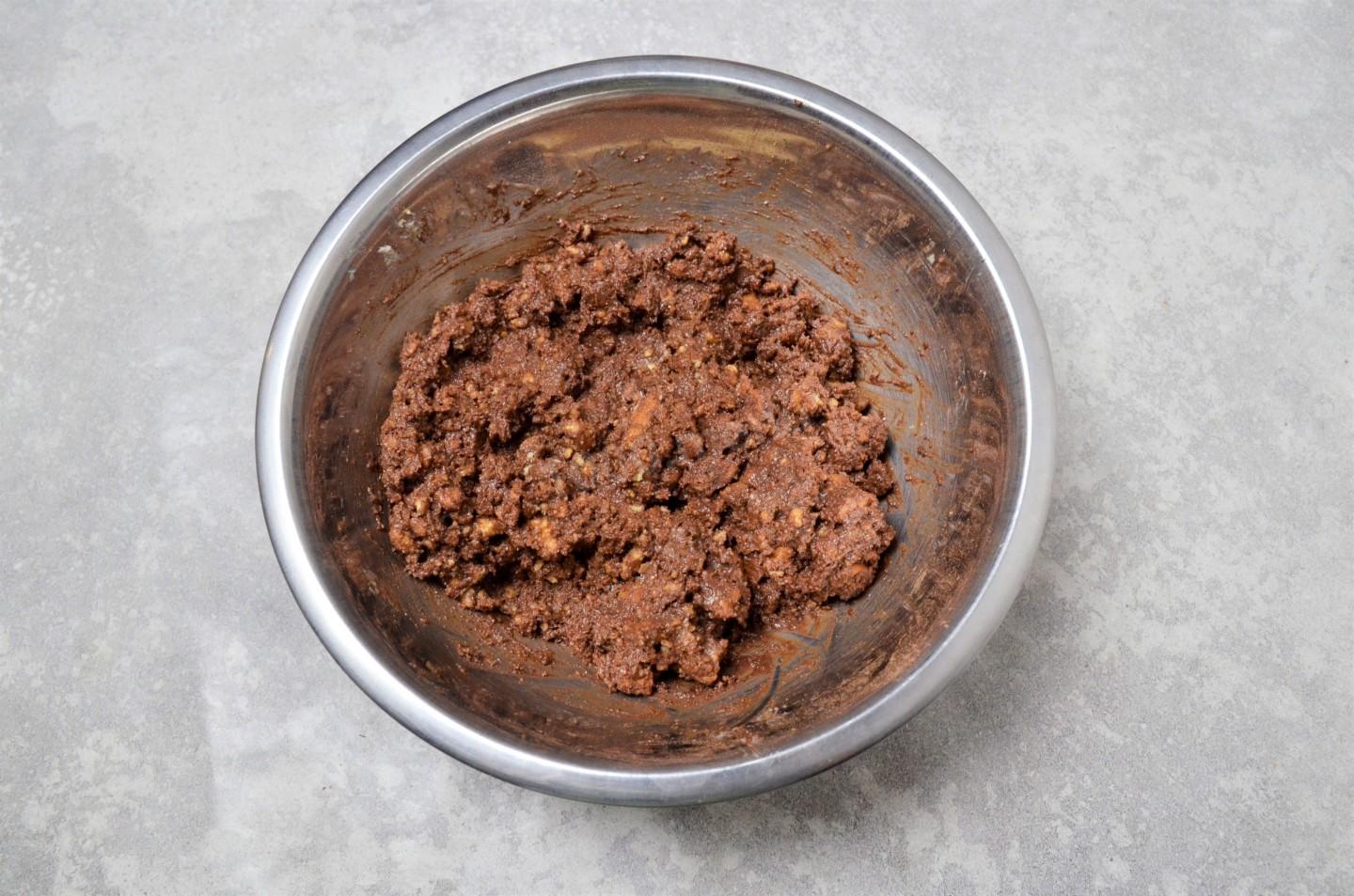 Шаг 8 приготовления Шоколадная колбаса со сгущенкой из печенья и орехов