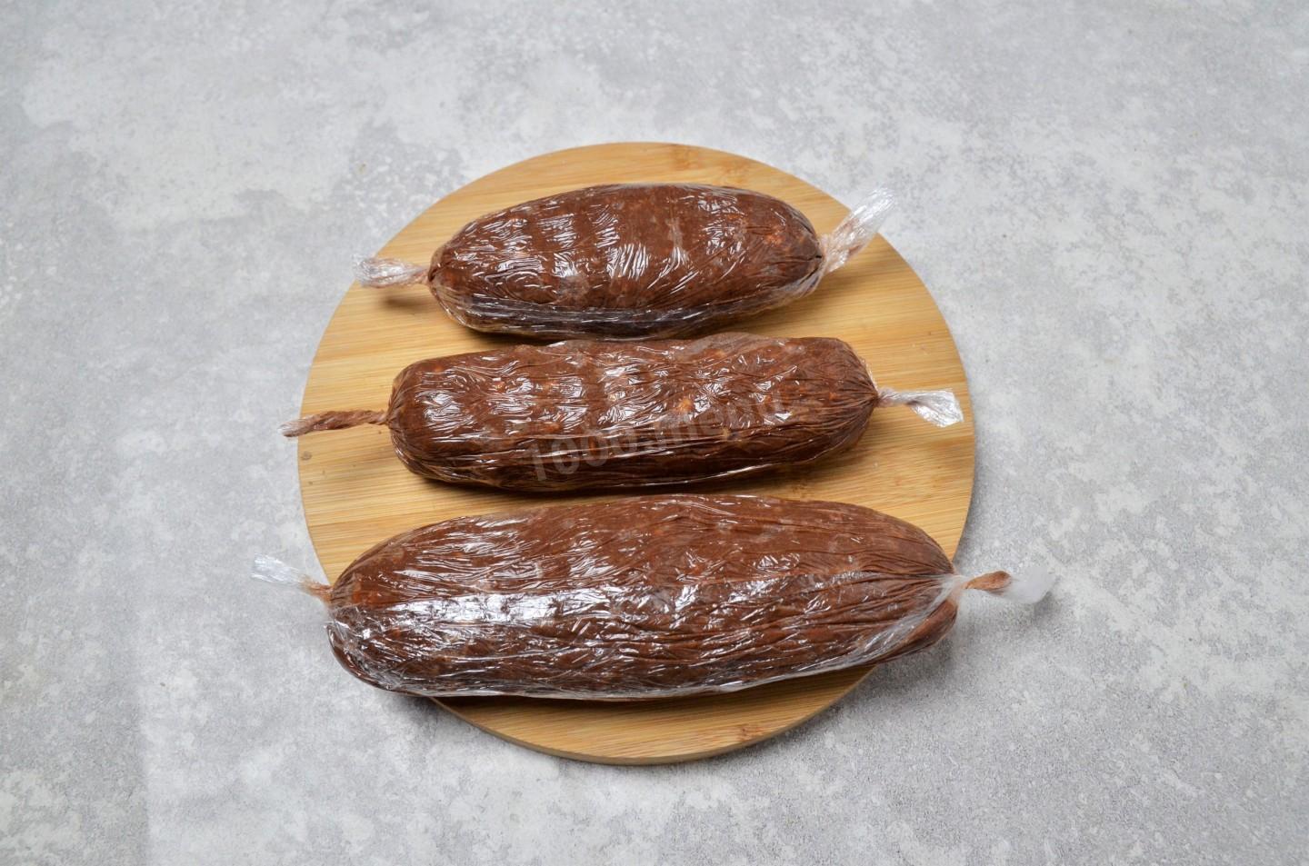 Шаг 9 приготовления Шоколадная колбаса со сгущенкой из печенья и орехов