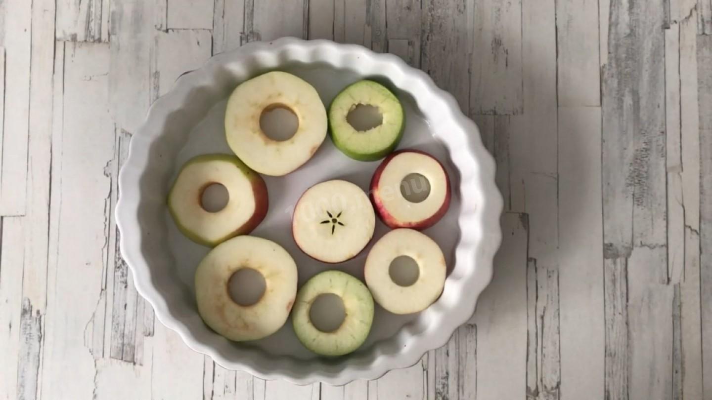 Шаг 4 приготовления Яблоки, запеченные кусочками в духовке с корицей и сиропом
