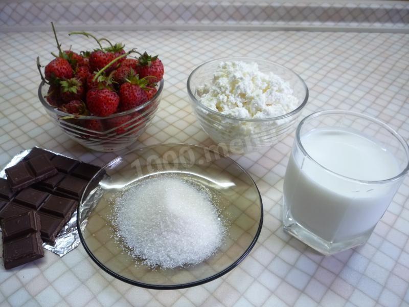 Шаг 1 приготовления Творожный десерт с шоколадом, сливками и клубникой