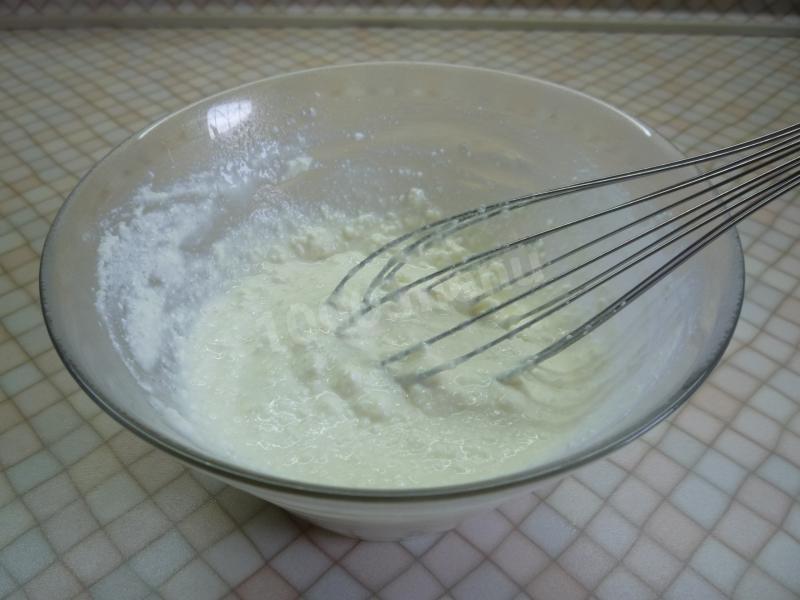 Шаг 2 приготовления Творожный десерт с шоколадом, сливками и клубникой