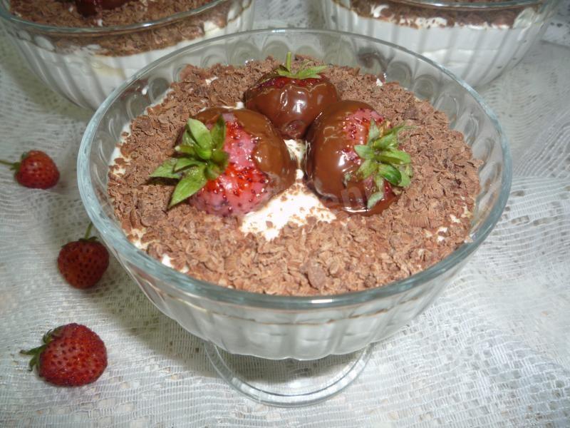 Шаг 6 приготовления Творожный десерт с шоколадом, сливками и клубникой