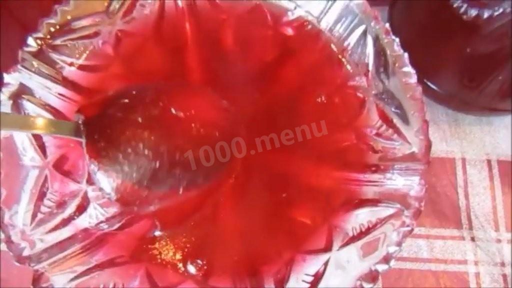 Шаг 6 приготовления Желе из красной смородины на зиму