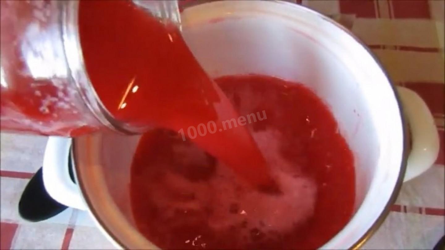 Шаг 2 приготовления Желе из красной смородины с агар-агаром