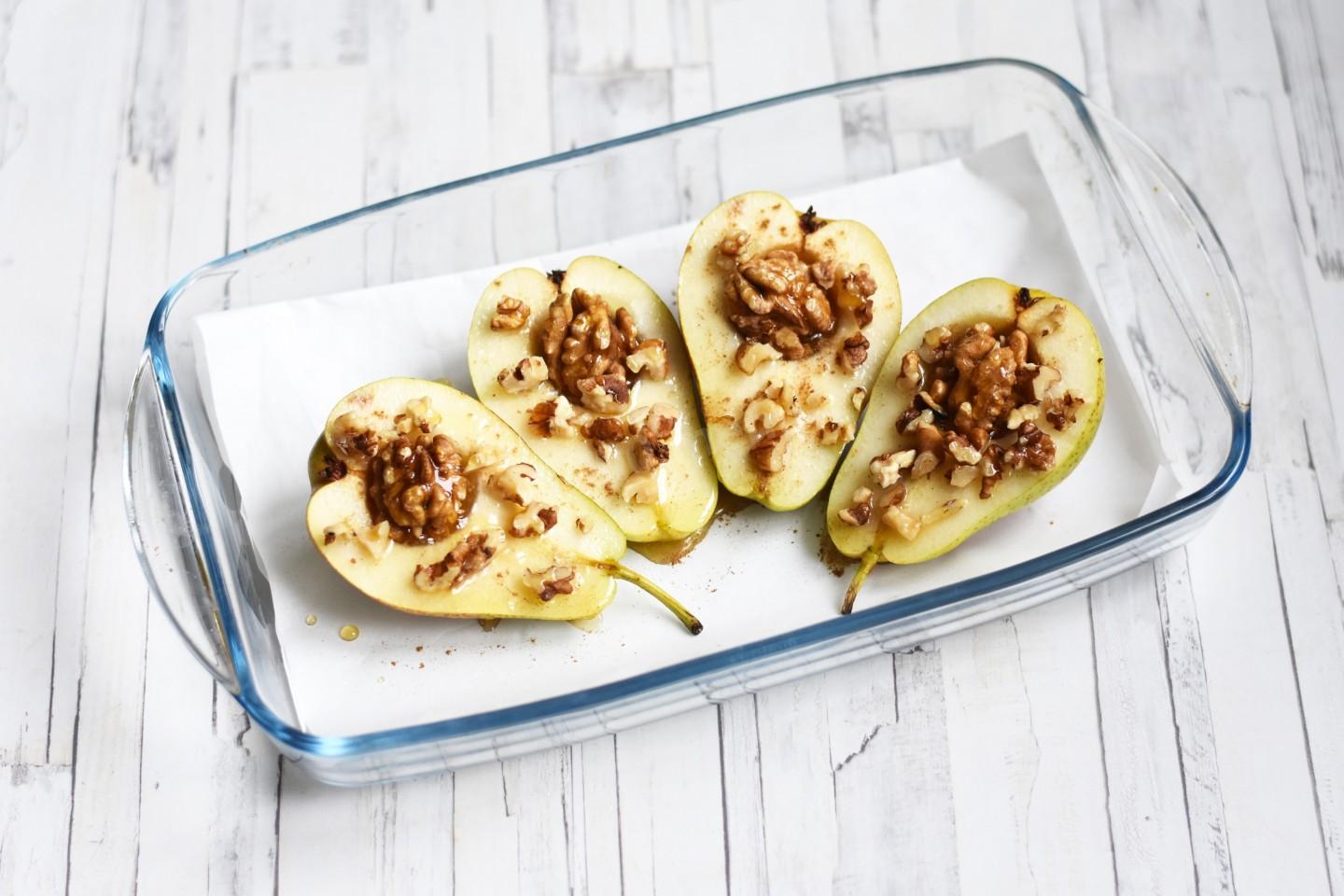 Шаг 5 приготовления Запеченная груша в духовке с медом и орехами