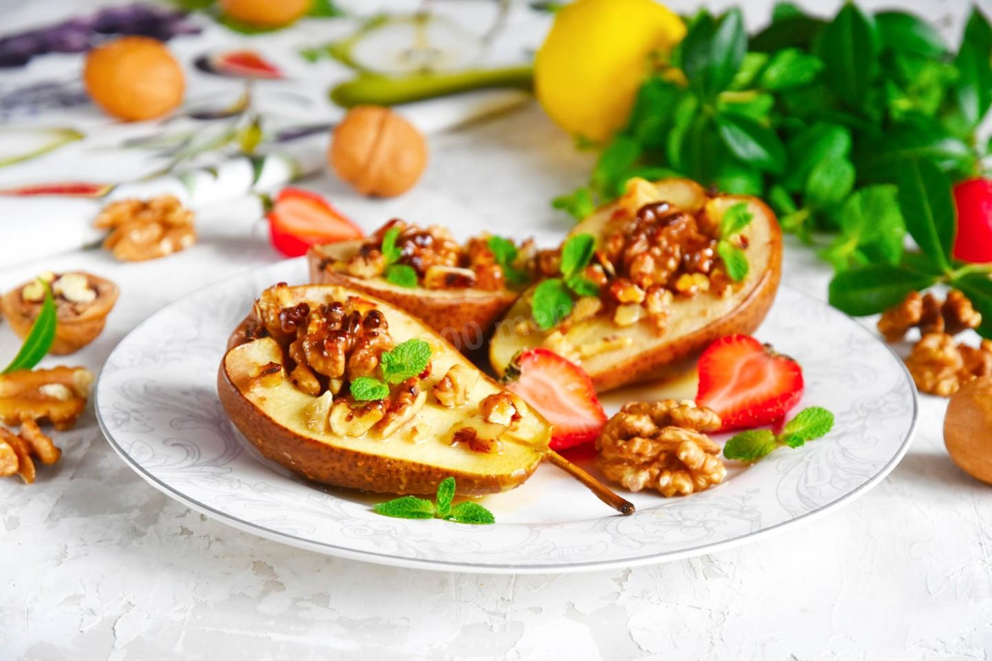 Шаг 6 приготовления Запеченная груша в духовке с медом и орехами