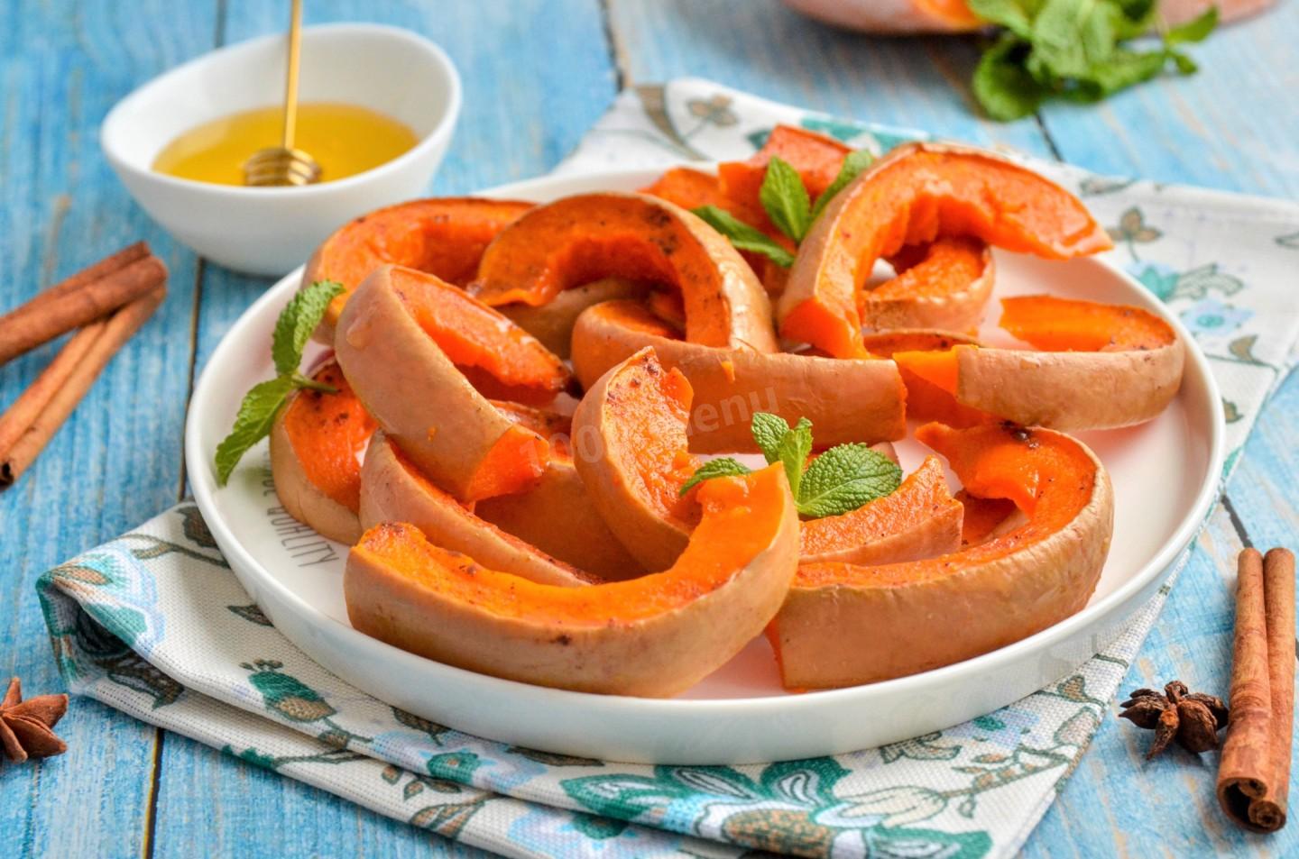 Обложка рецепта Сладкая тыква запеченная в духовке кусочками с медом