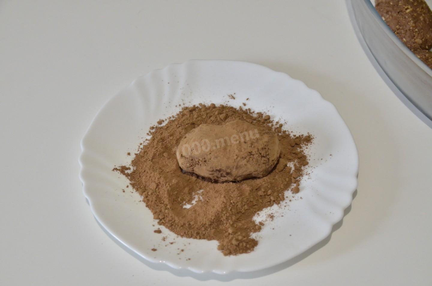 Шаг 9 приготовления Домашнее пирожное картошка из печенья со сгущенкой и орехами