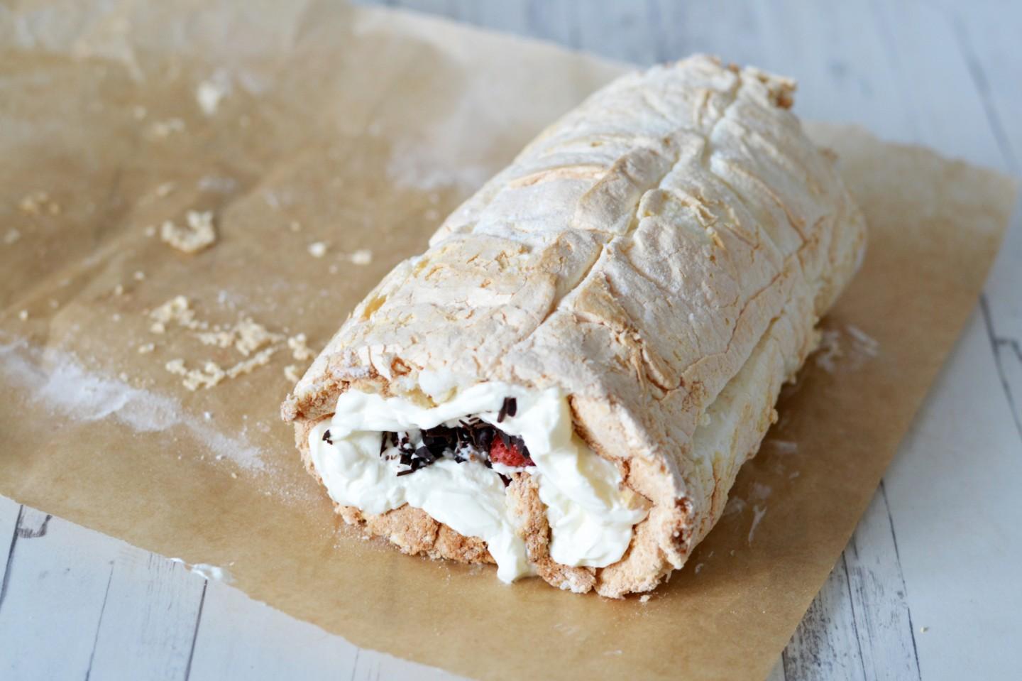 Шаг 13 приготовления Меренговый рулет с клубникой