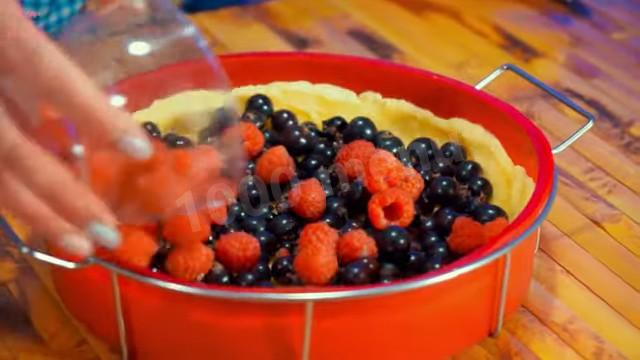 Шаг 24 приготовления Песочный пирог с ягодами и сметанной заливкой