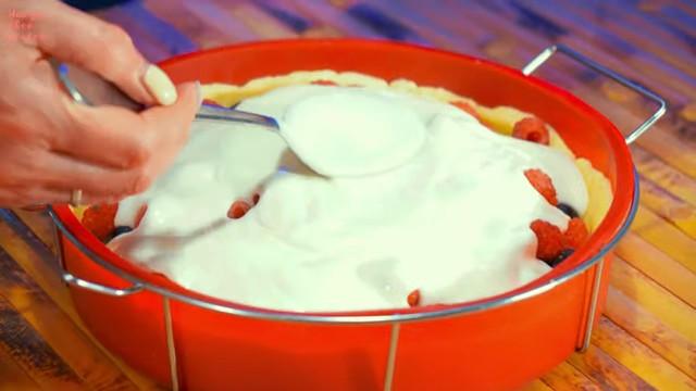 Шаг 26 приготовления Песочный пирог с ягодами и сметанной заливкой