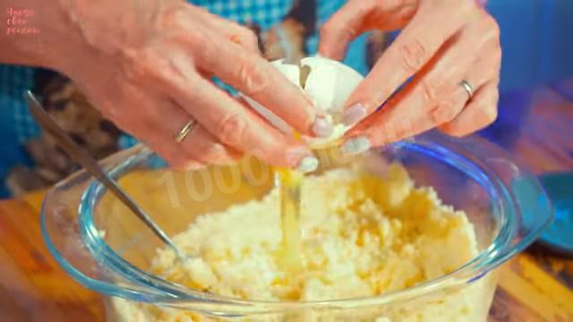 Шаг 7 приготовления Песочный пирог с ягодами и сметанной заливкой