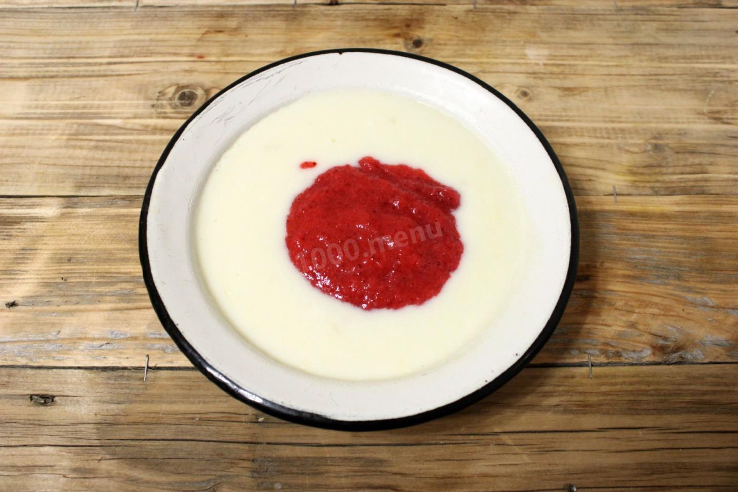 Шаг 5 приготовления Молочное мороженое с клубникой