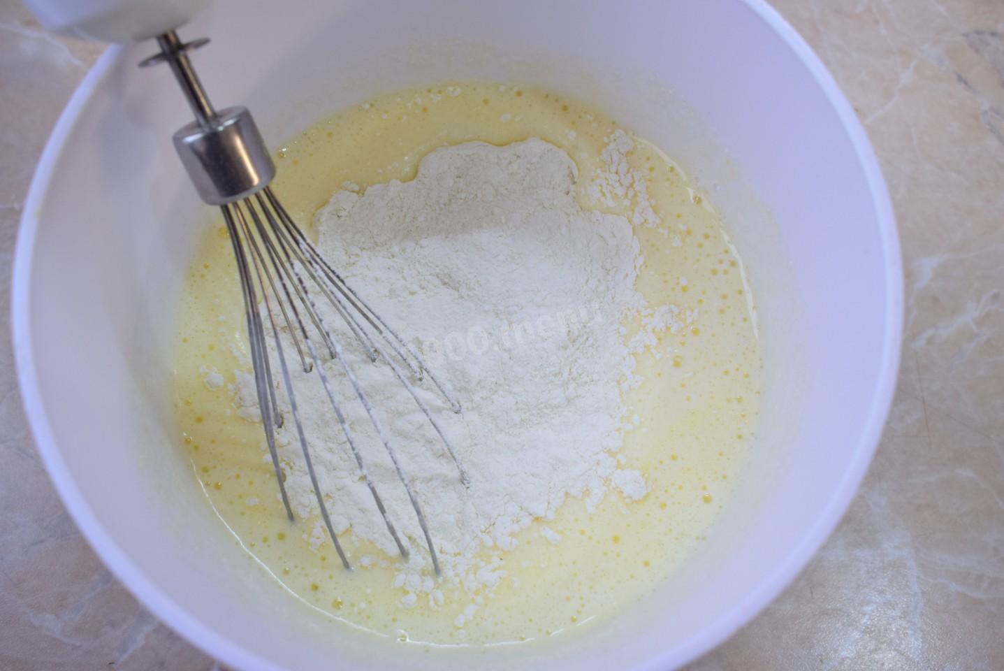 Шаг 5 приготовления Шарлотка с яблоками на кефире в духовке пышная
