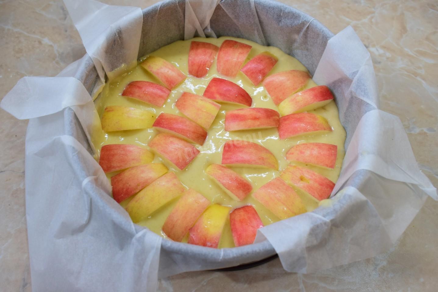 Шаг 8 приготовления Шарлотка с яблоками на кефире в духовке пышная