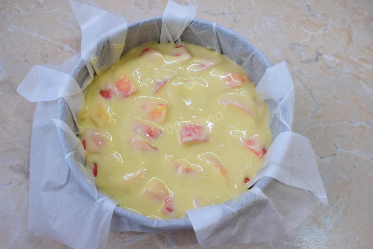 Шаг 9 приготовления Шарлотка с яблоками на кефире в духовке пышная