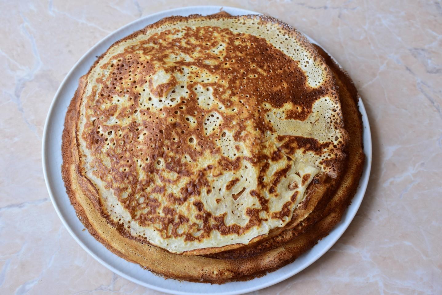 Шаг 7 приготовления Блины на молоке тонкие с дырочками