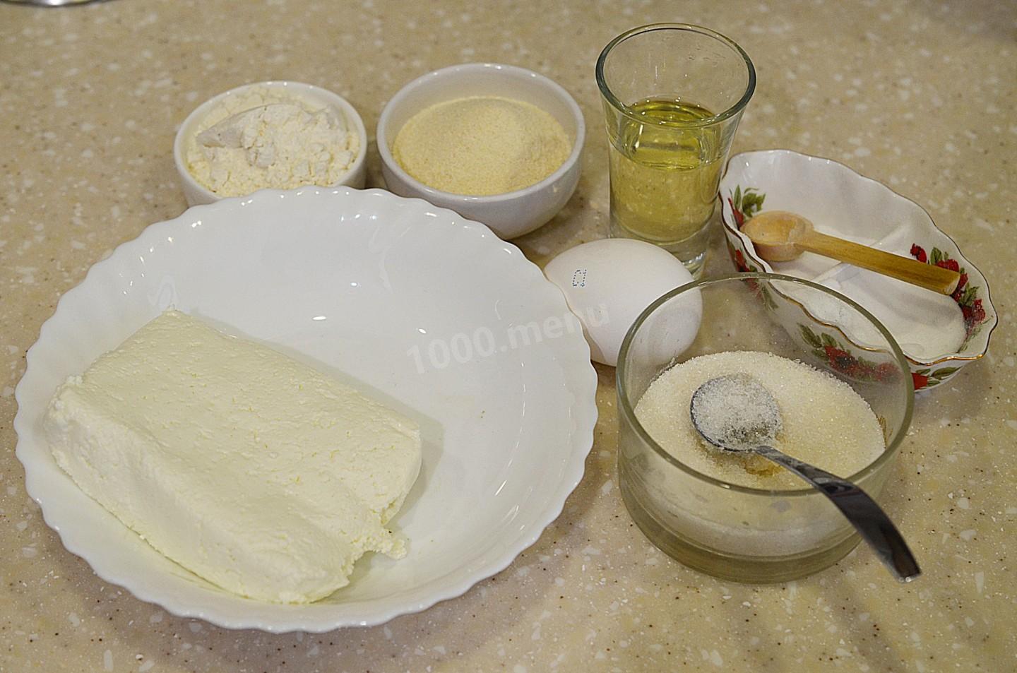 Шаг 1 приготовления Пышные сырники с манкой на сковороде