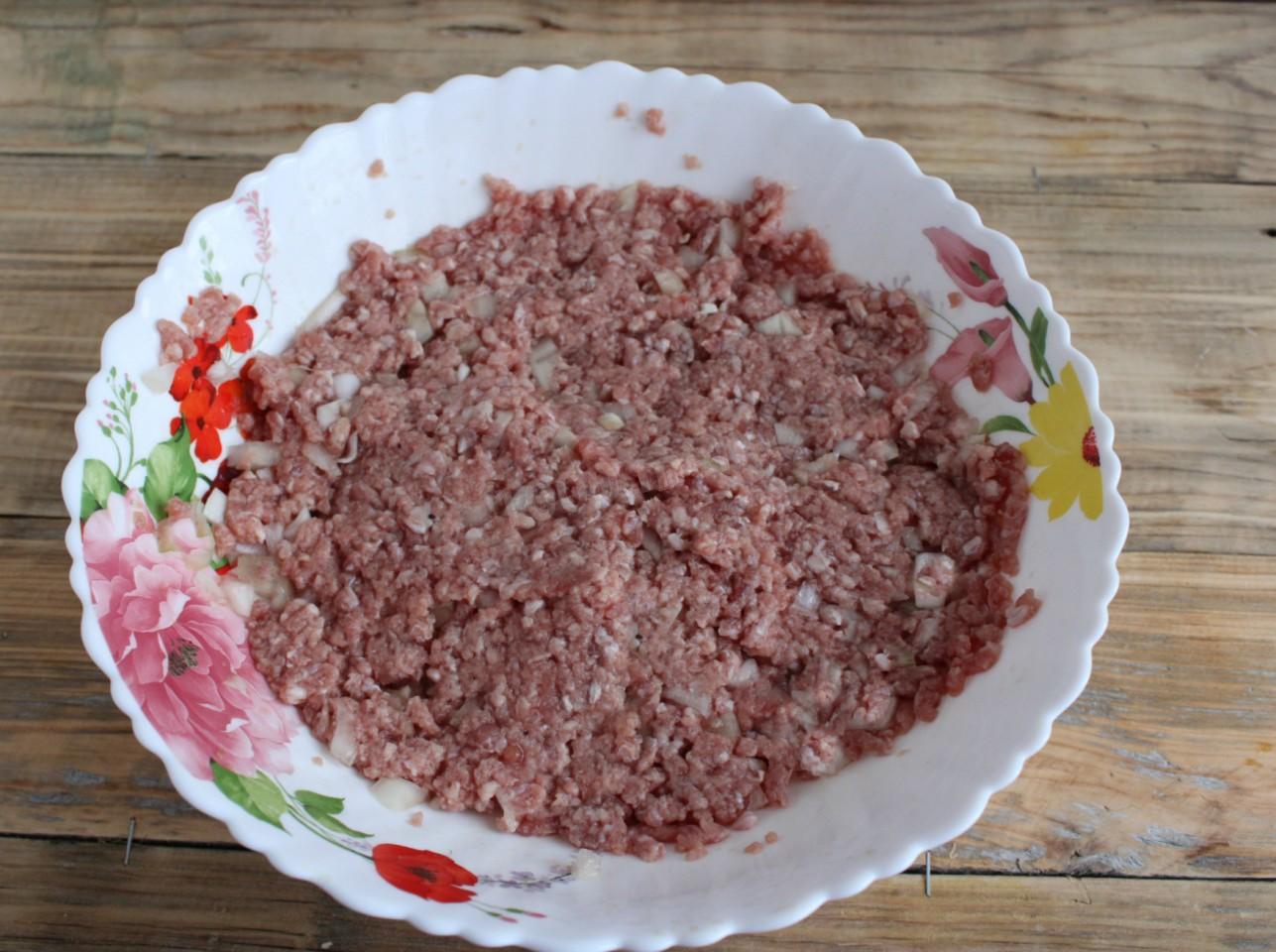 Шаг 5 приготовления Чебуреки на сковороде с мясом