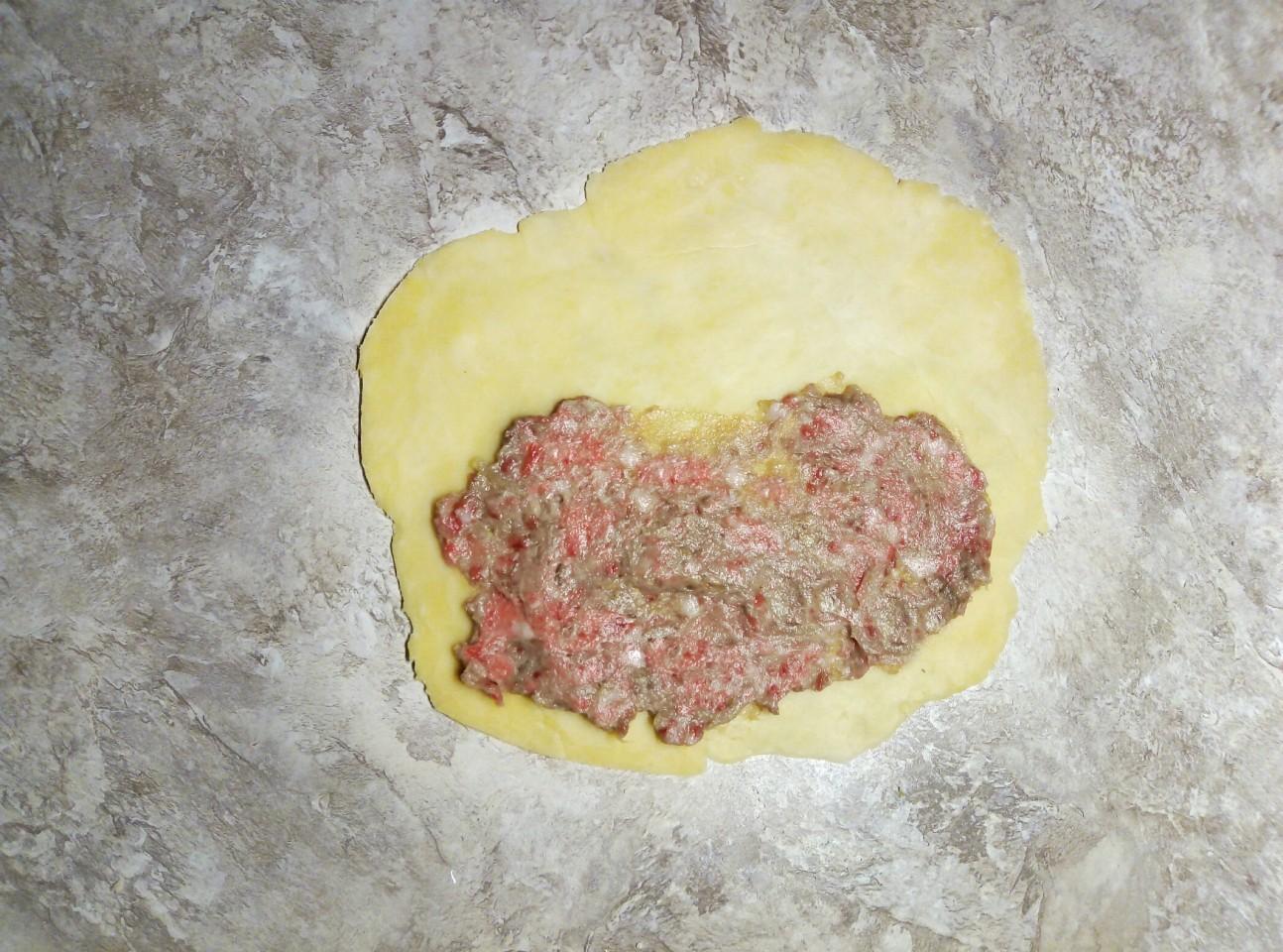 Шаг 7 приготовления Чебуреки на сковороде с мясом