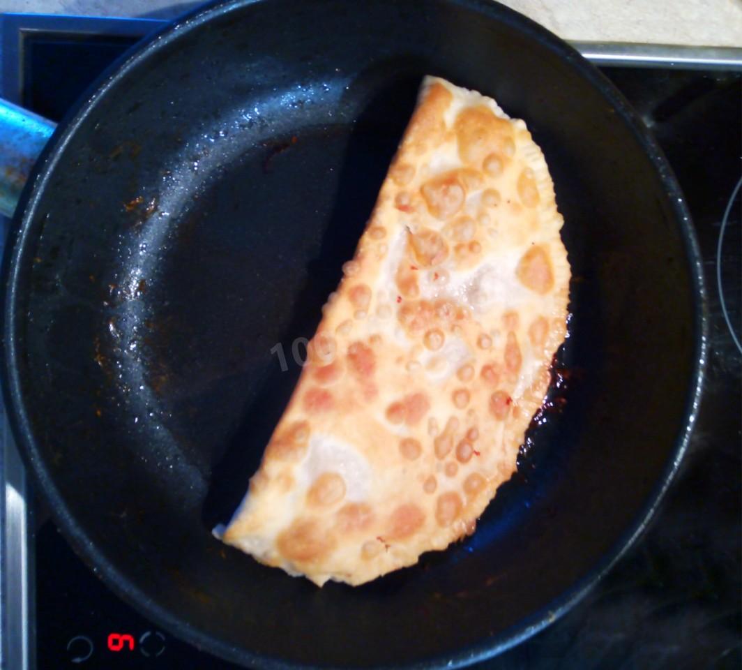 Шаг 8 приготовления Чебуреки на сковороде с мясом