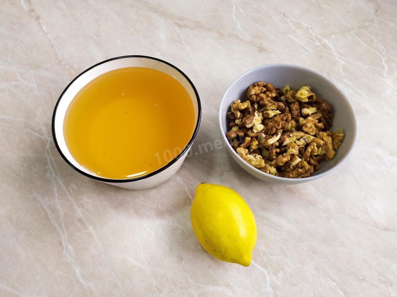 Шаг 1 приготовления Грецкие орехи с медом и лимоном
